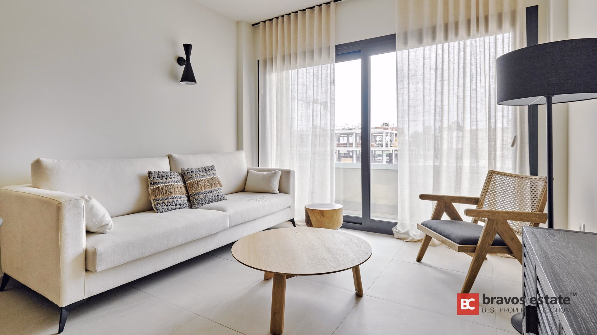 Seafront 2-Bedroom Apartment in Torrevieja - 8