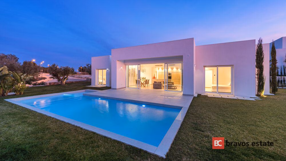 Spacious 3-Bedroom Villa in Las Colinas · 254 m² - 3
