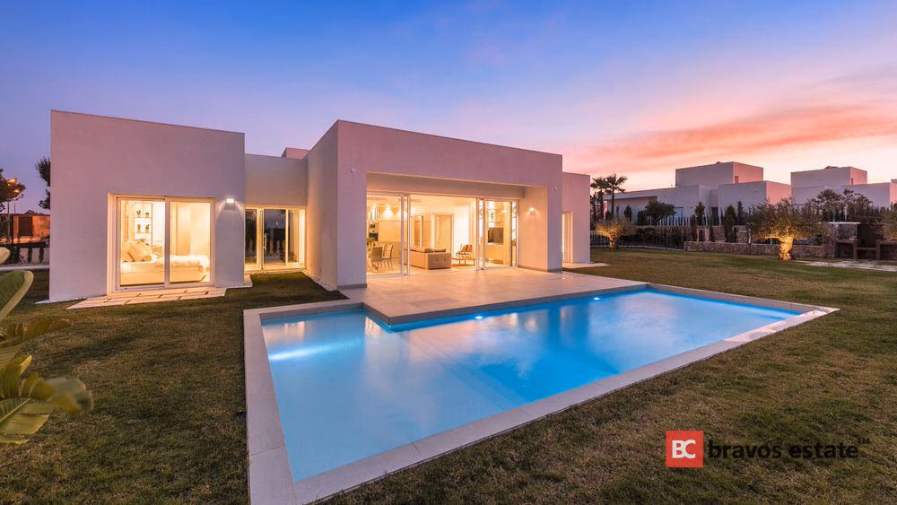 Spacious 3-Bedroom Villa in Las Colinas · 254 m² - 2