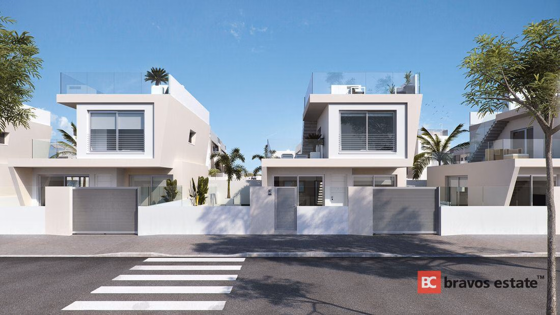 Seafront 3-Bedroom Villa in Mil Palmeras - 3
