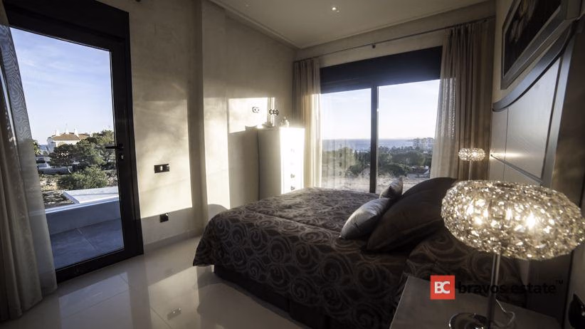 Beachside 3-Bedroom Villa in Campoamor · 193 m² - 2