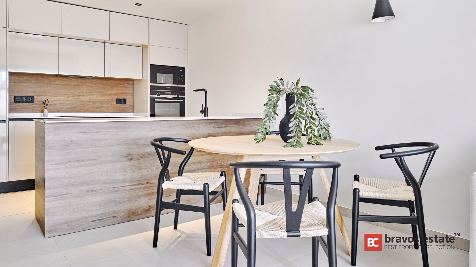 Seafront 2-Bedroom Apartment in Torrevieja - 5