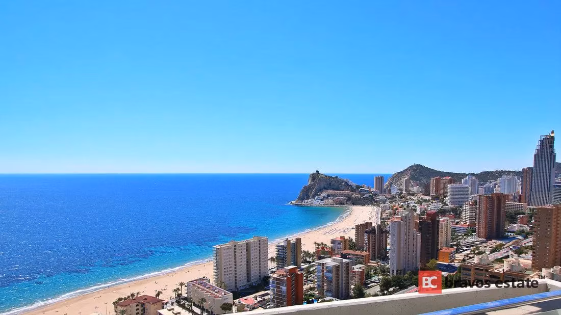 Seafront 2-Bedroom Apartment in Benidorm · 357 m² - 1