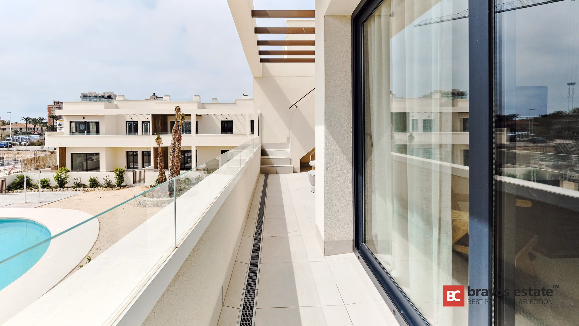 Seafront 2-Bedroom Apartment in Torrevieja - 25