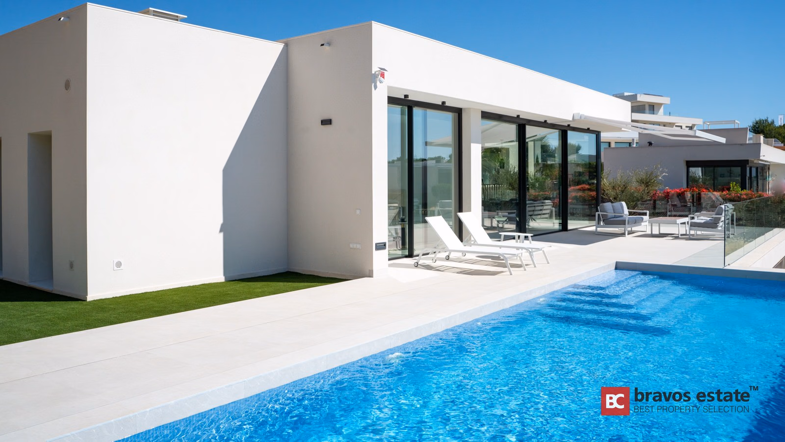 Villa Espaciosa de 3 Dormitorios en Las Colinas · 409 m² - 1
