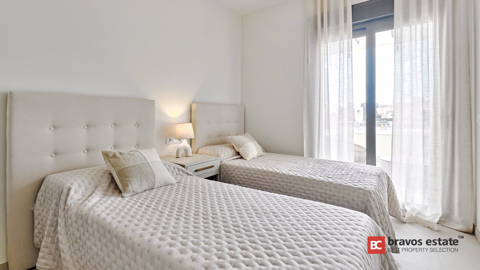 Seafront 2-Bedroom Apartment in Torrevieja - 12