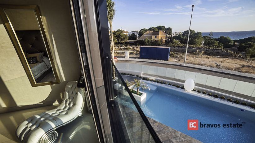 Beachside 3-Bedroom Villa in Campoamor · 193 m² - 4