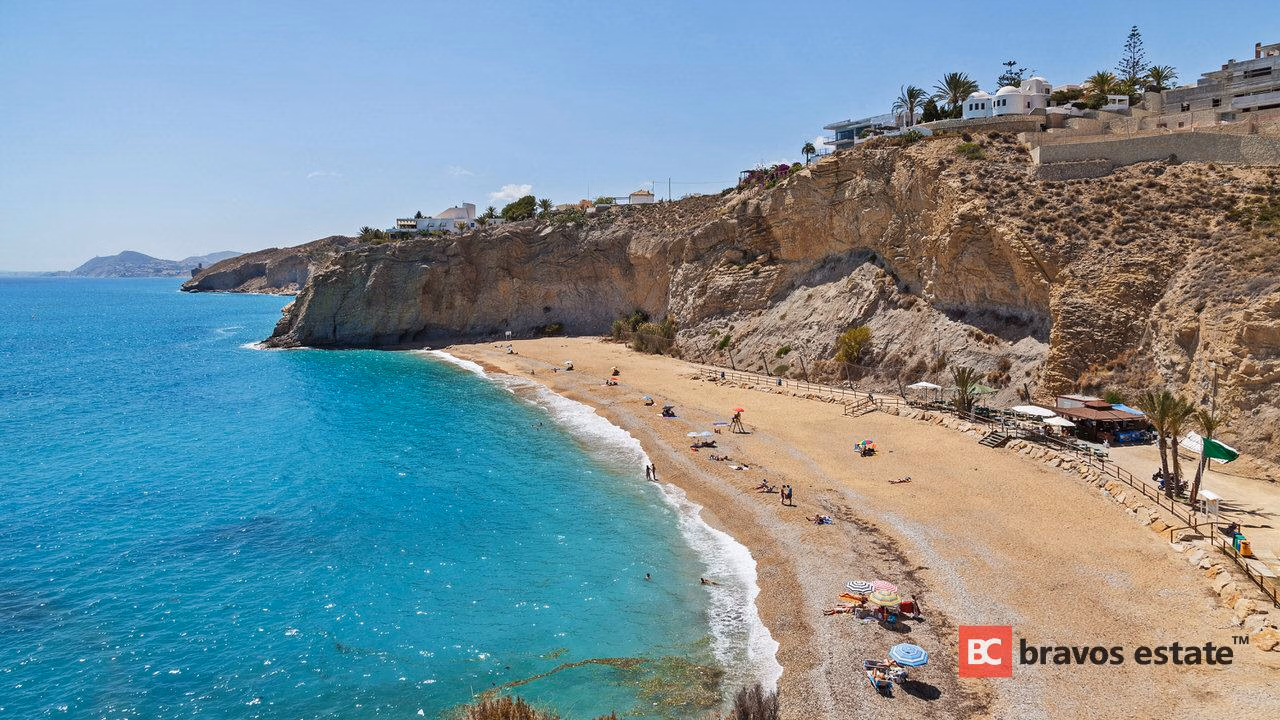 Beachside 2-Bedroom Apartment in Villajoyosa · 185 m² - 16