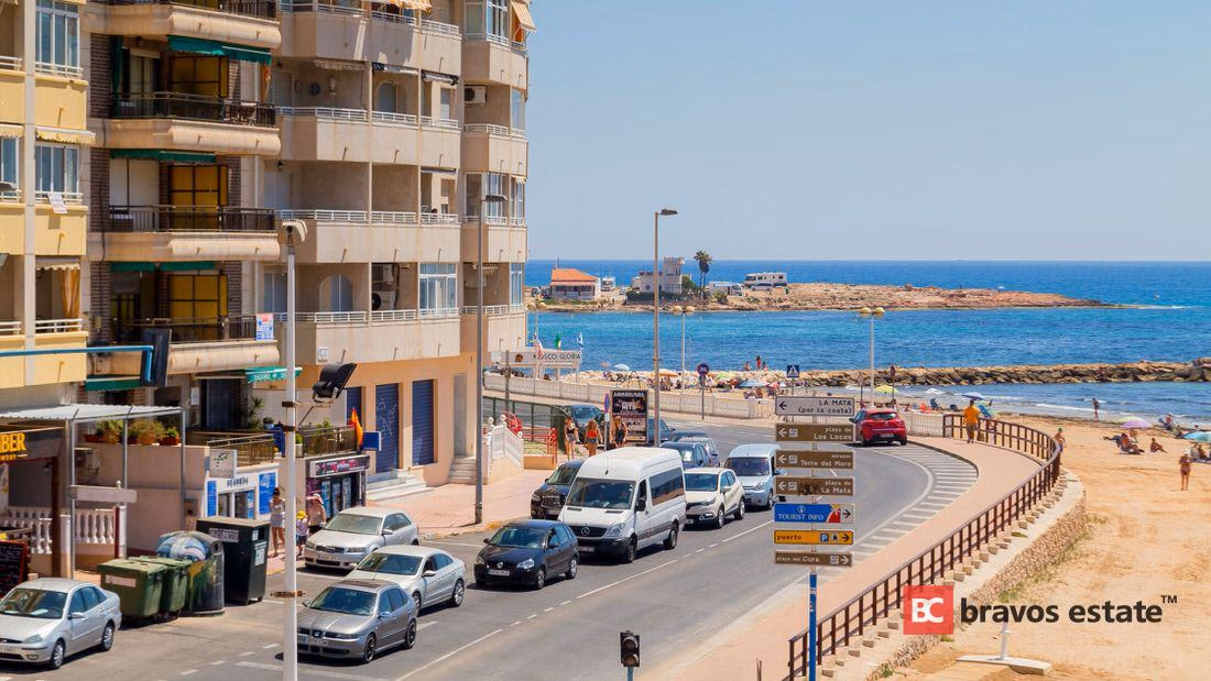 Seafront 2-Bedroom Apartment in Torrevieja - 6