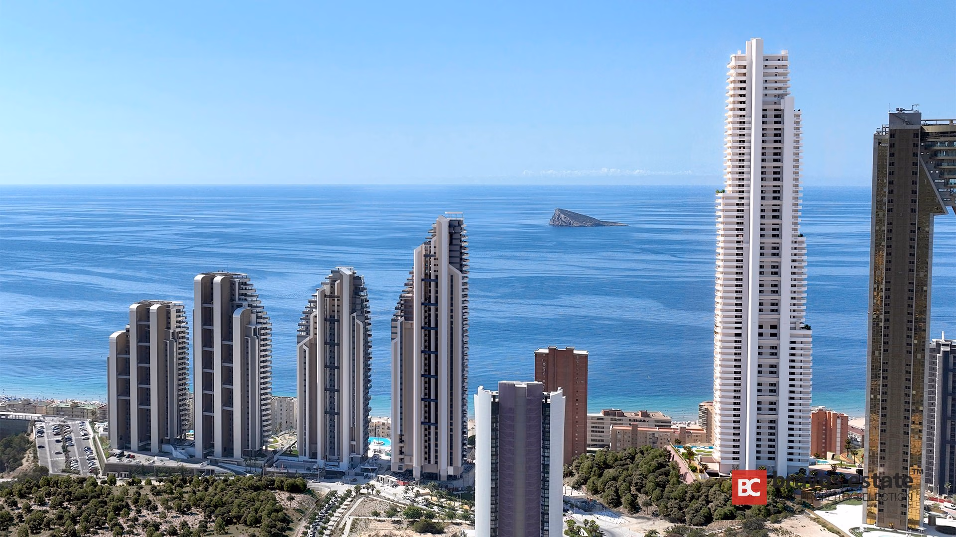 Vista aérea de TM Tower, torre blanca y esbelta frente al mar de Playa de Poniente con la isla de Benidorm al fondo