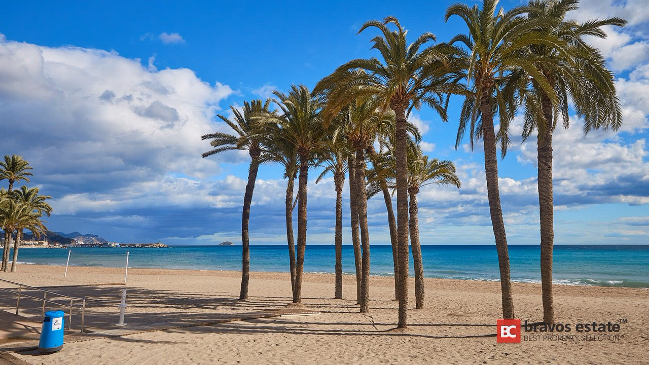 Seafront 3-Bedroom Apartment in Villajoyosa · 108 m² - 12