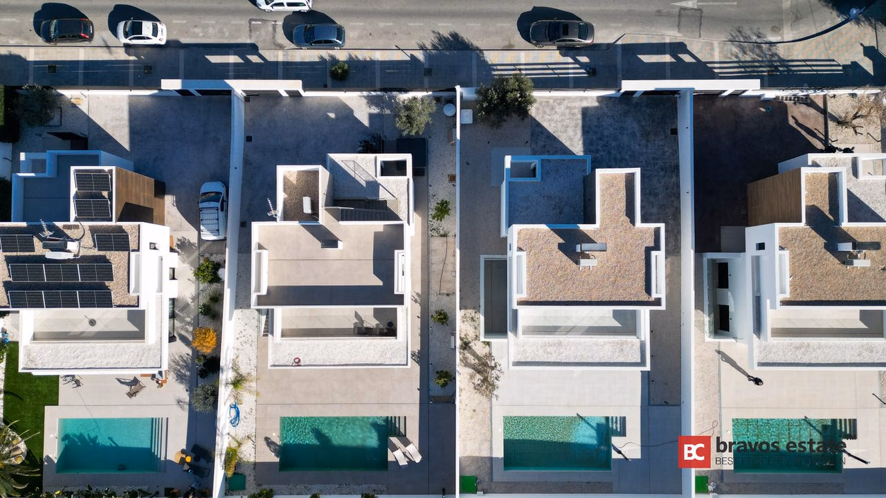Villa Cerca del Mar de 5 Dormitorios en El Campello · 275 m² - 25