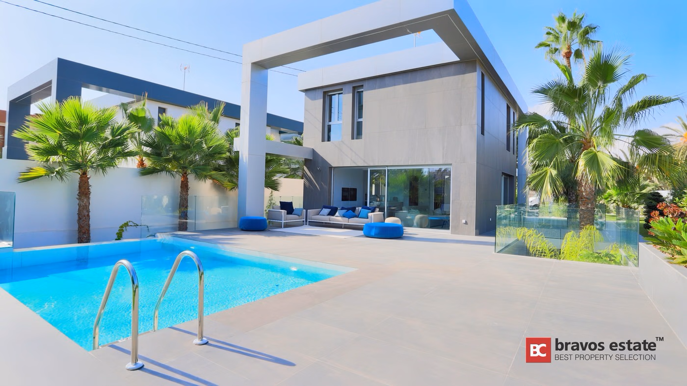 Beachside 7-Bedroom Villa in Playa de San Juan - 1