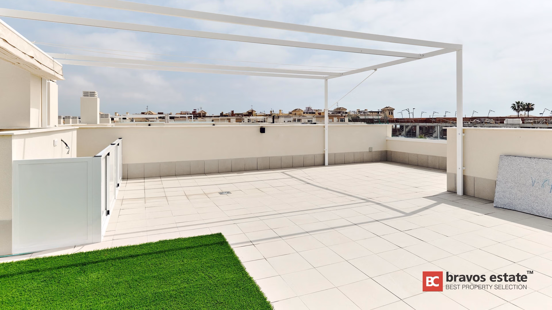Seafront 2-Bedroom Apartment in Torrevieja - 27