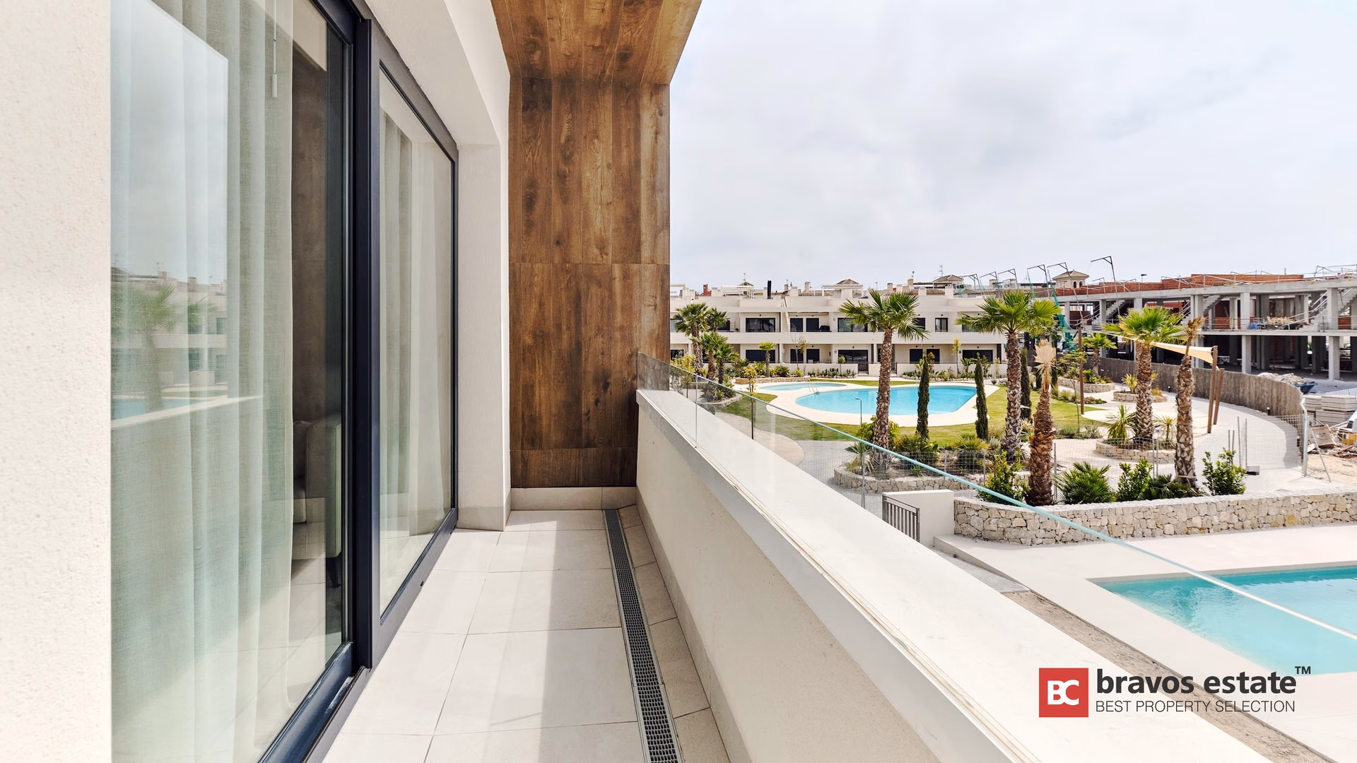 Seafront 2-Bedroom Apartment in Torrevieja - 23