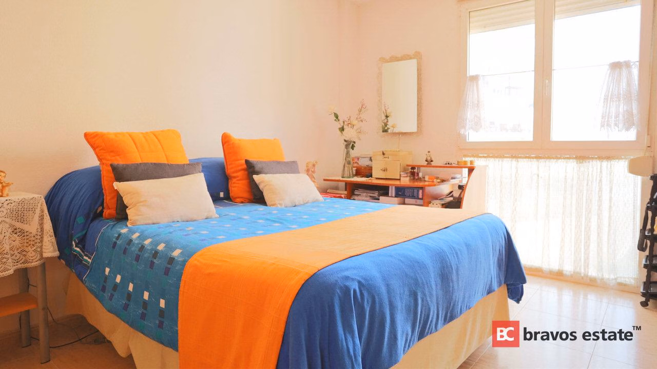 Beachside 2-Bedroom Apartment in Alicante - 1