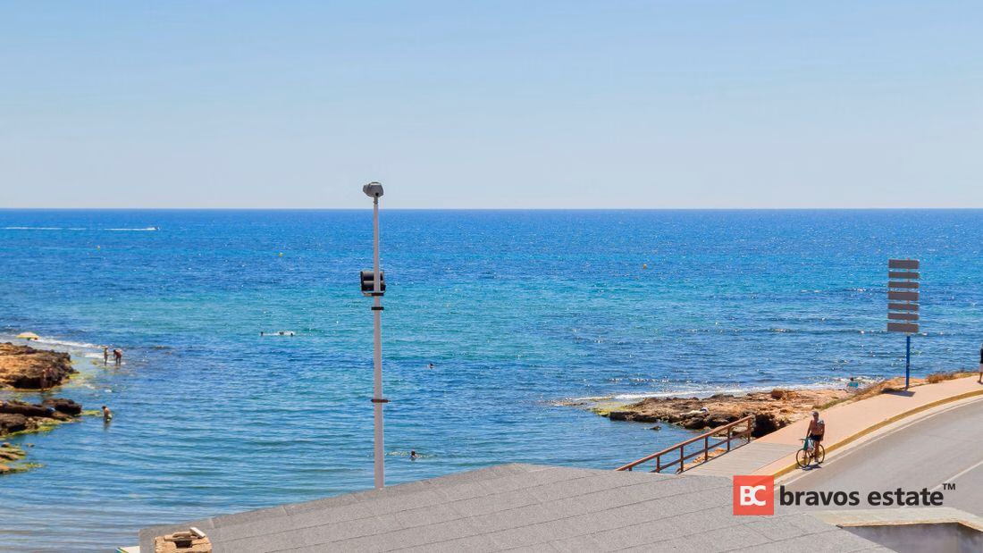 Seafront 2-Bedroom Apartment in Torrevieja - 5