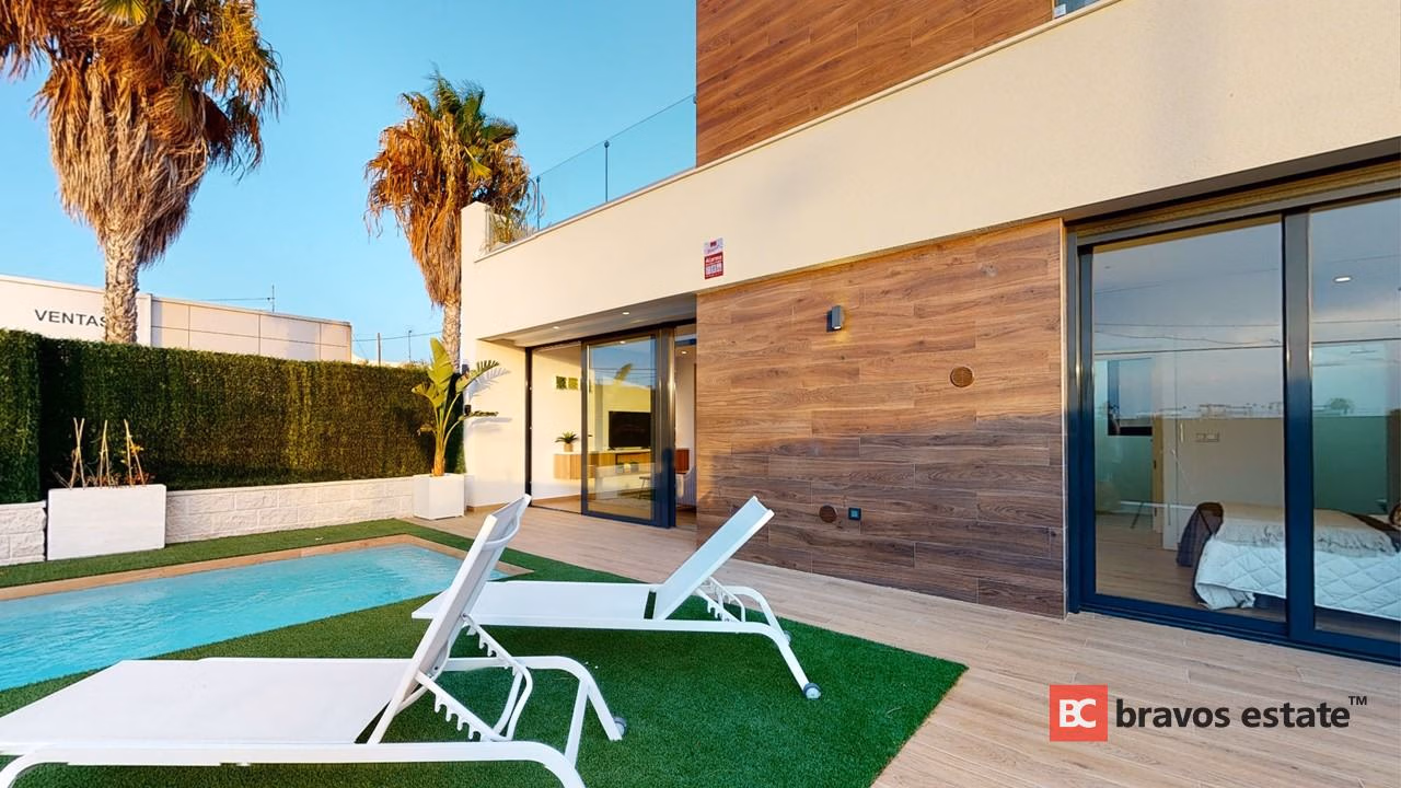 Beachside 4-Bedroom Villa in El Campello · 220 m² - 2