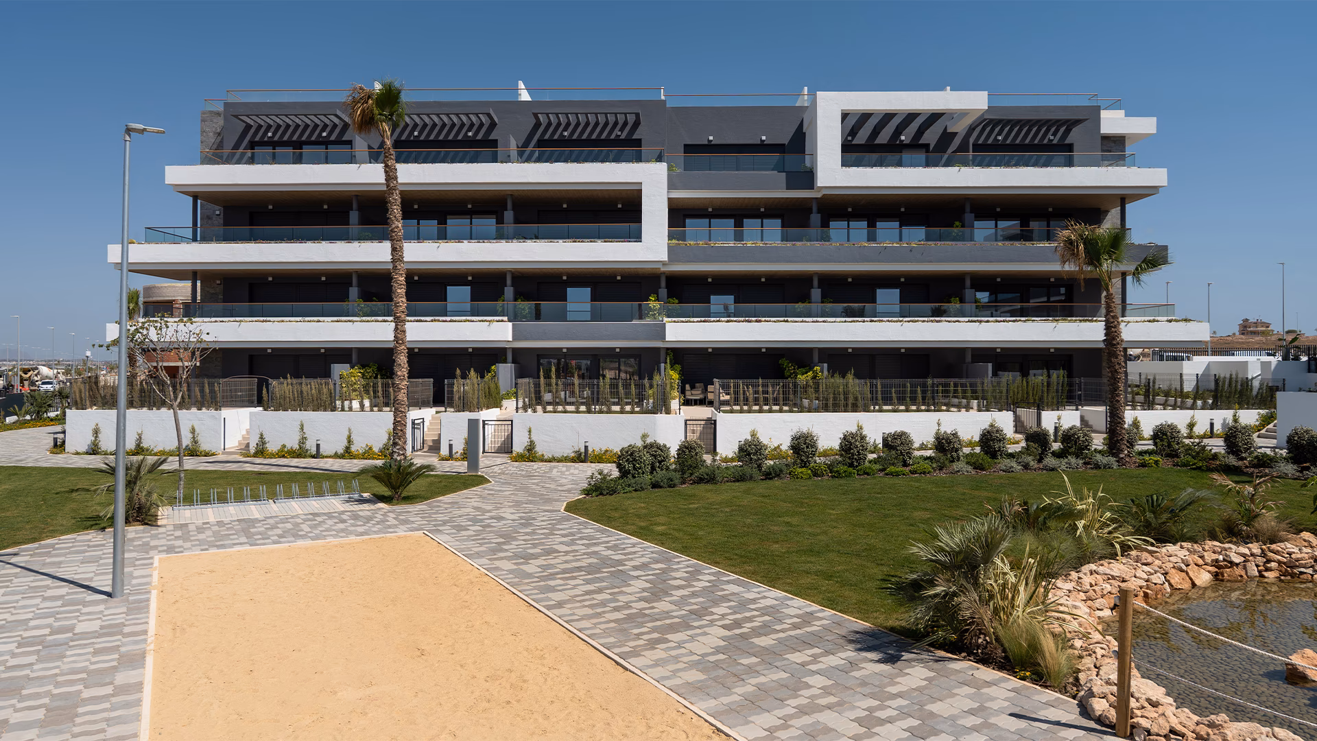 Exterior del edificio de apartamentos en Lagoons Village