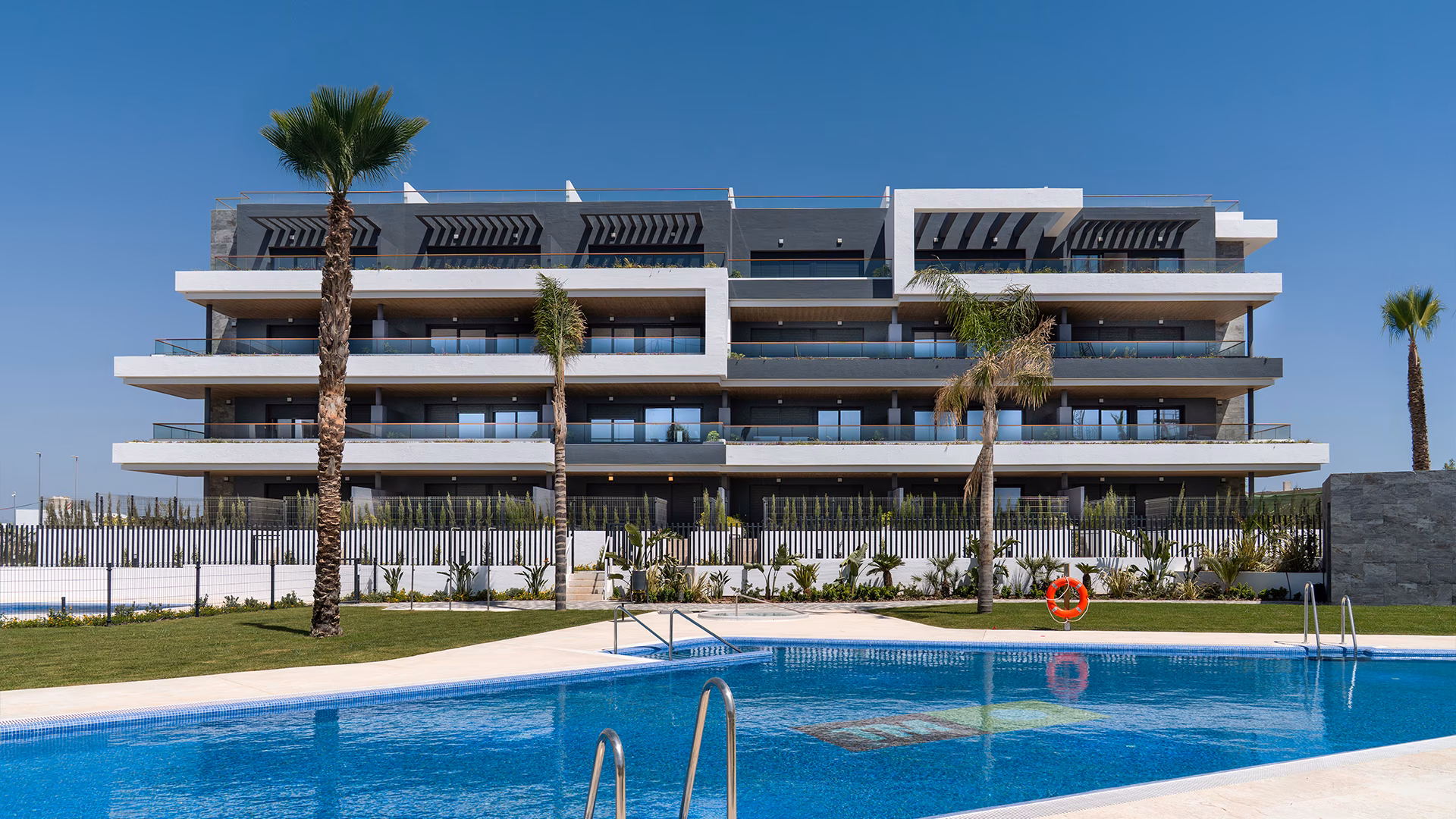 Bloque con piscina comunitaria y palmeras