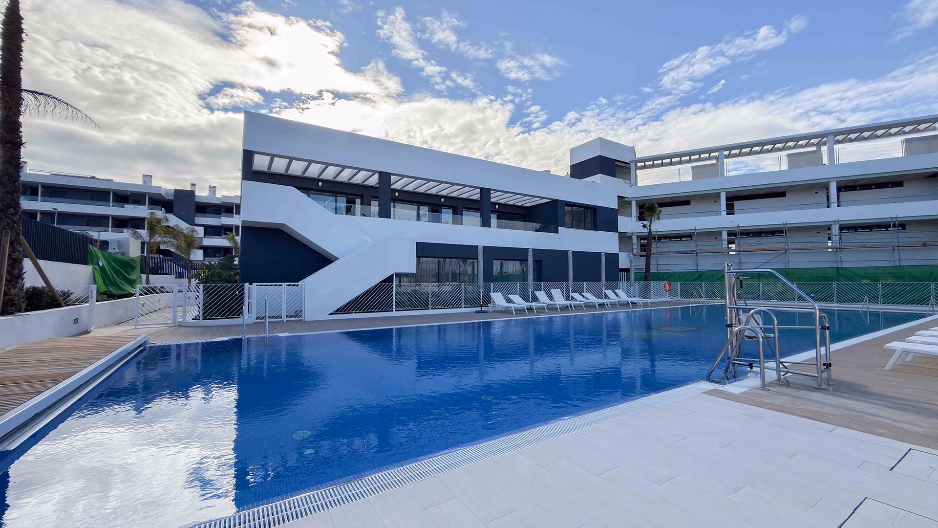 Piscina comunitaria bajo los apartamentos