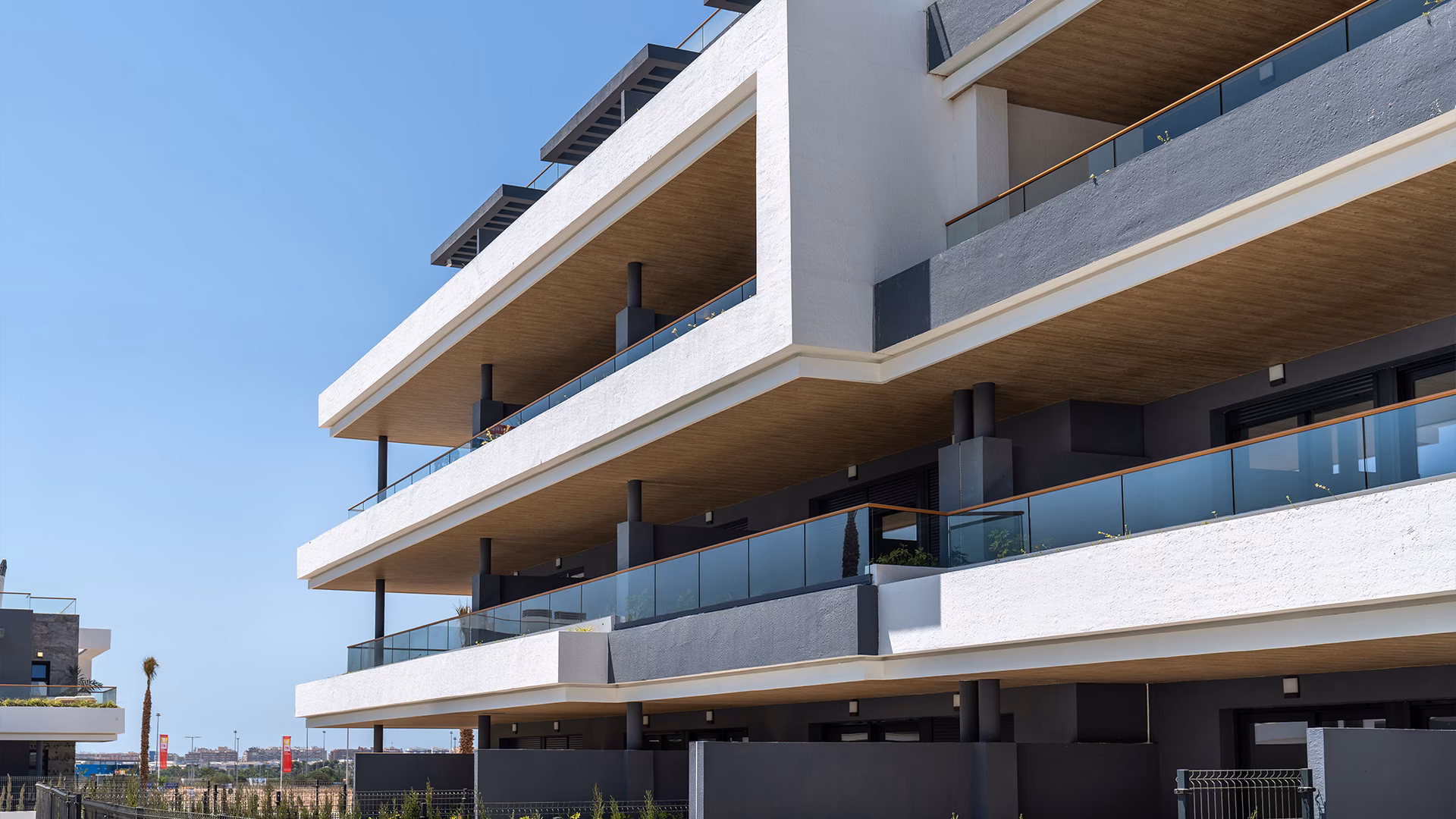 Fachada de apartamentos con balcones de barandilla de vidrio