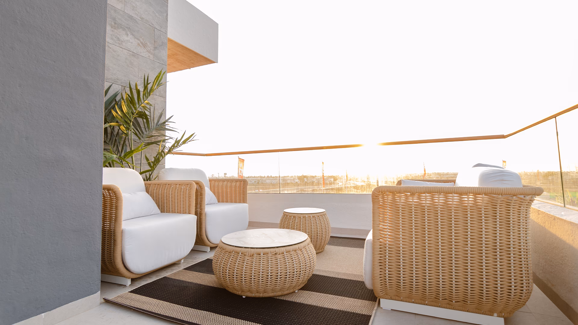 Lounge en la azotea al atardecer