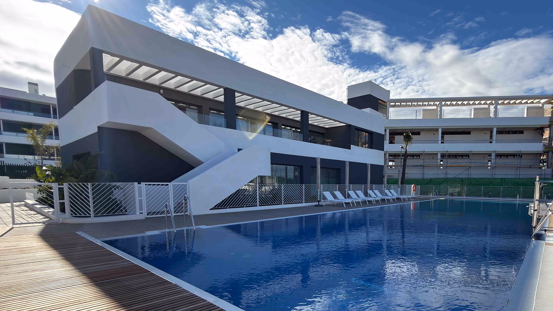 Vista aérea de la comunidad y la piscina