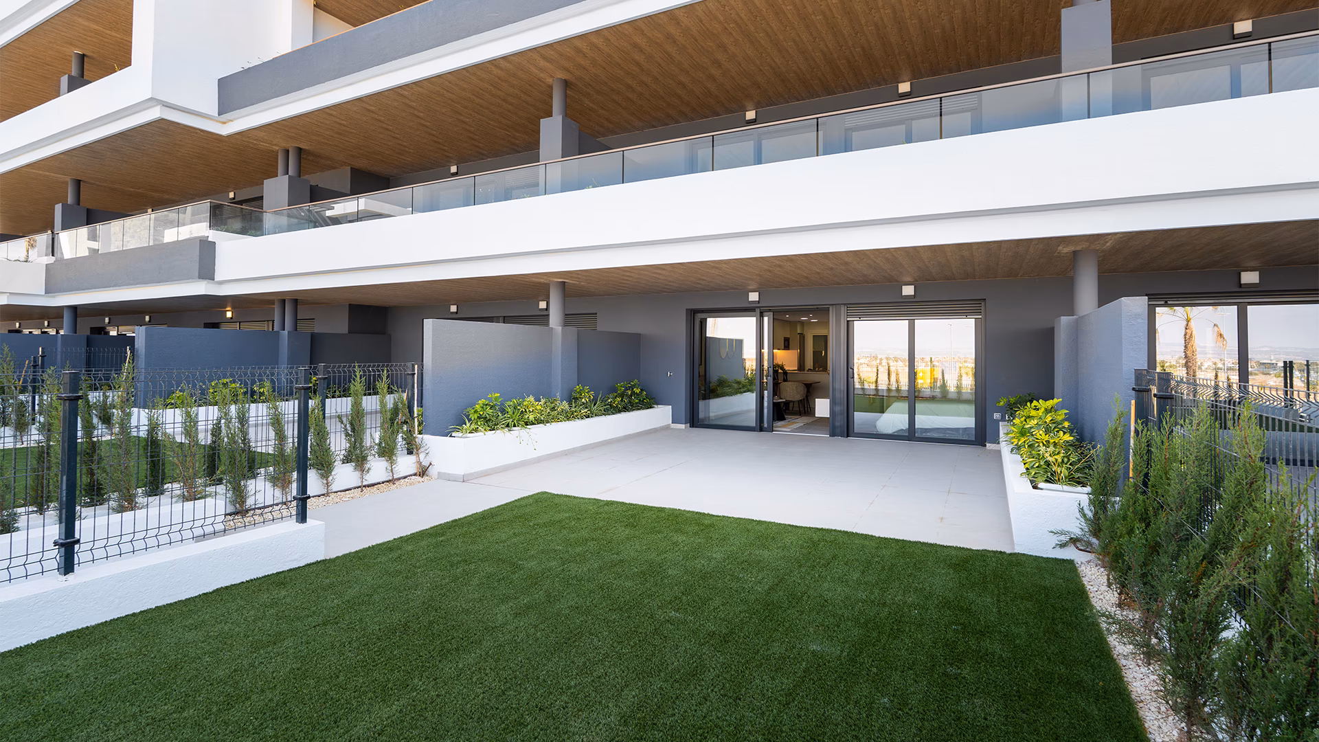 Jardín privado y terraza de un bungalow de planta baja
