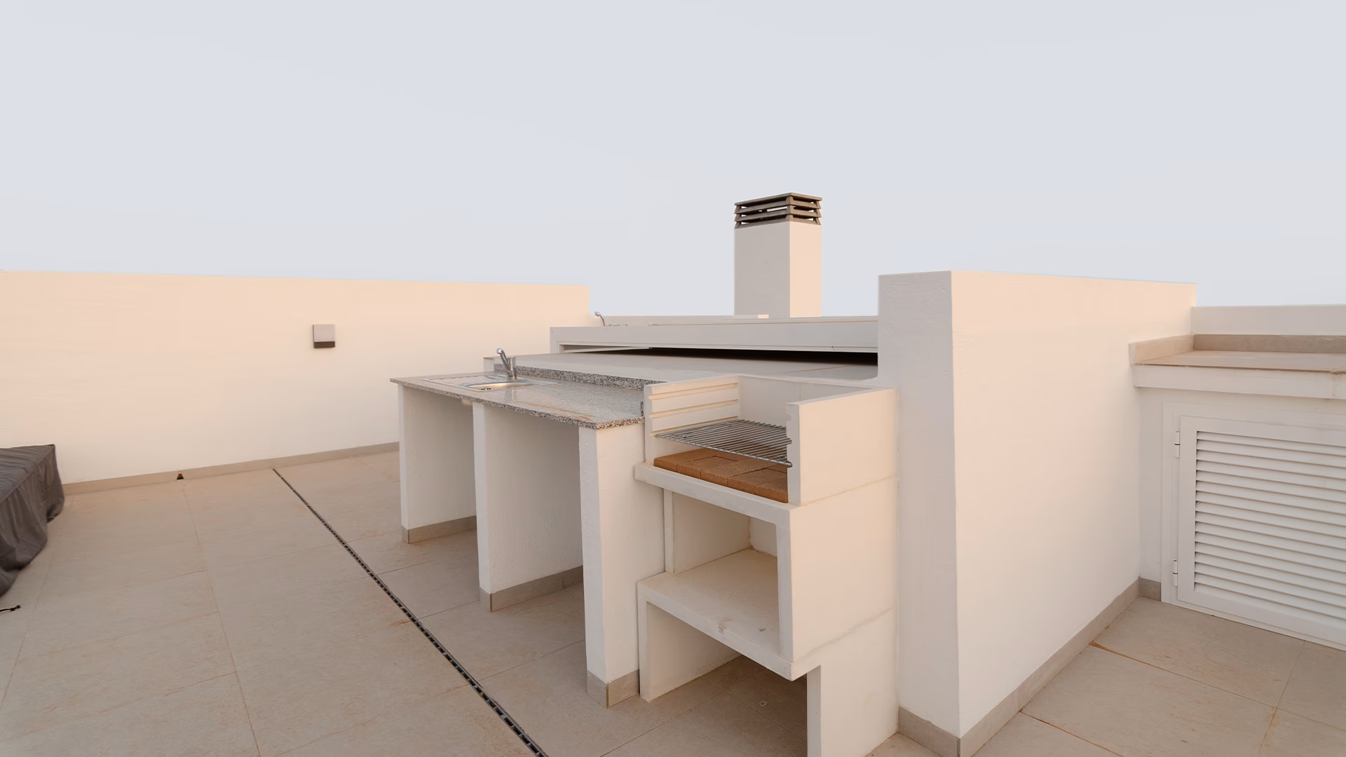 Solárium en la azotea con zona de barbacoa