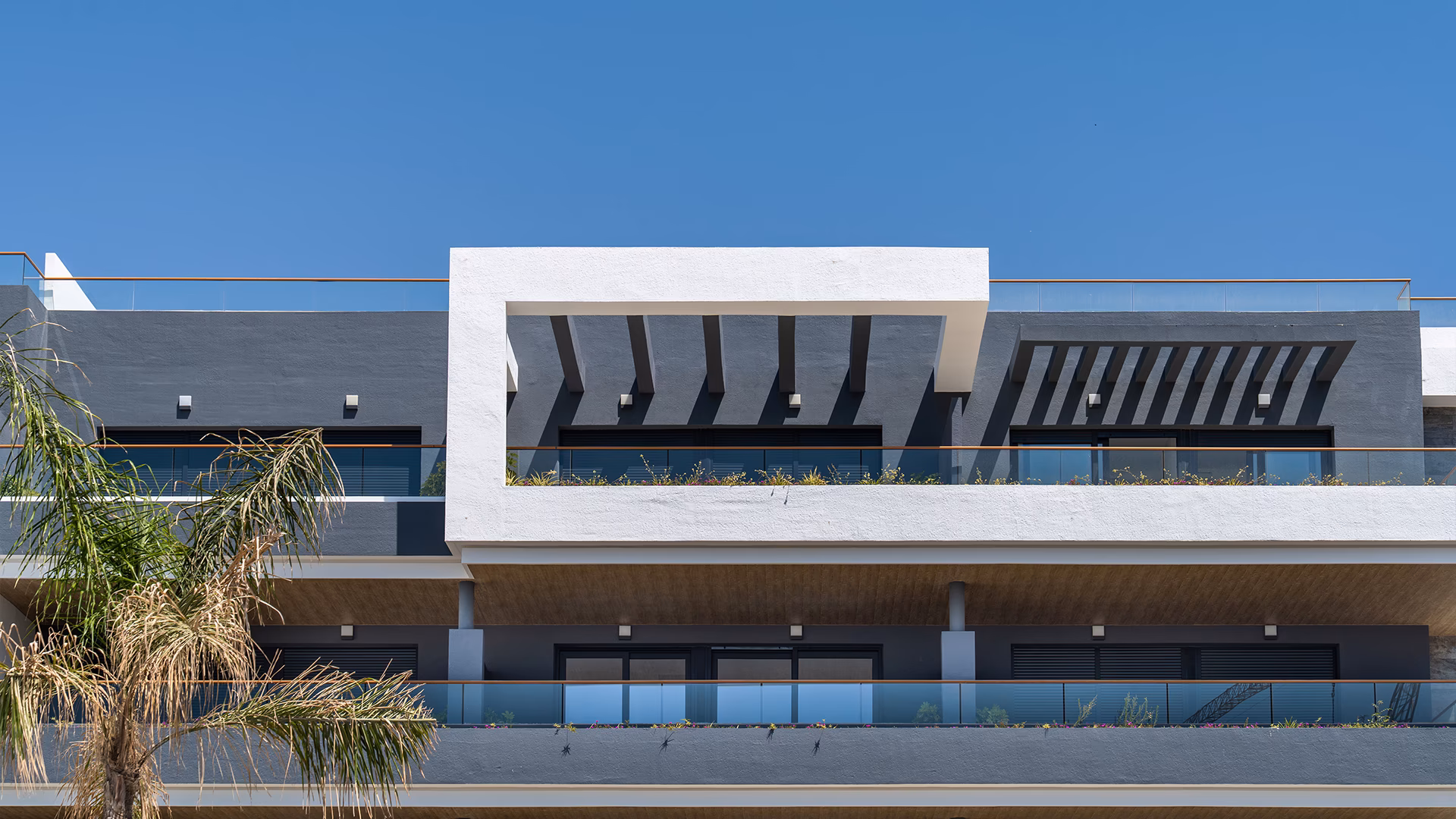Terraza en la azotea con pérgola y tumbonas