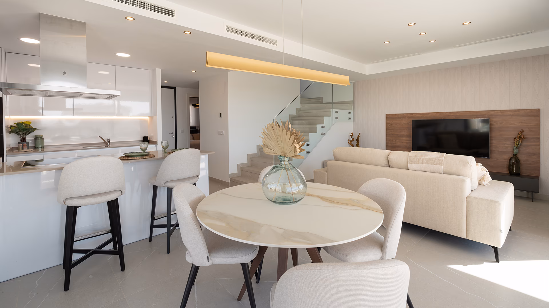 Cocina con escalera a la planta superior