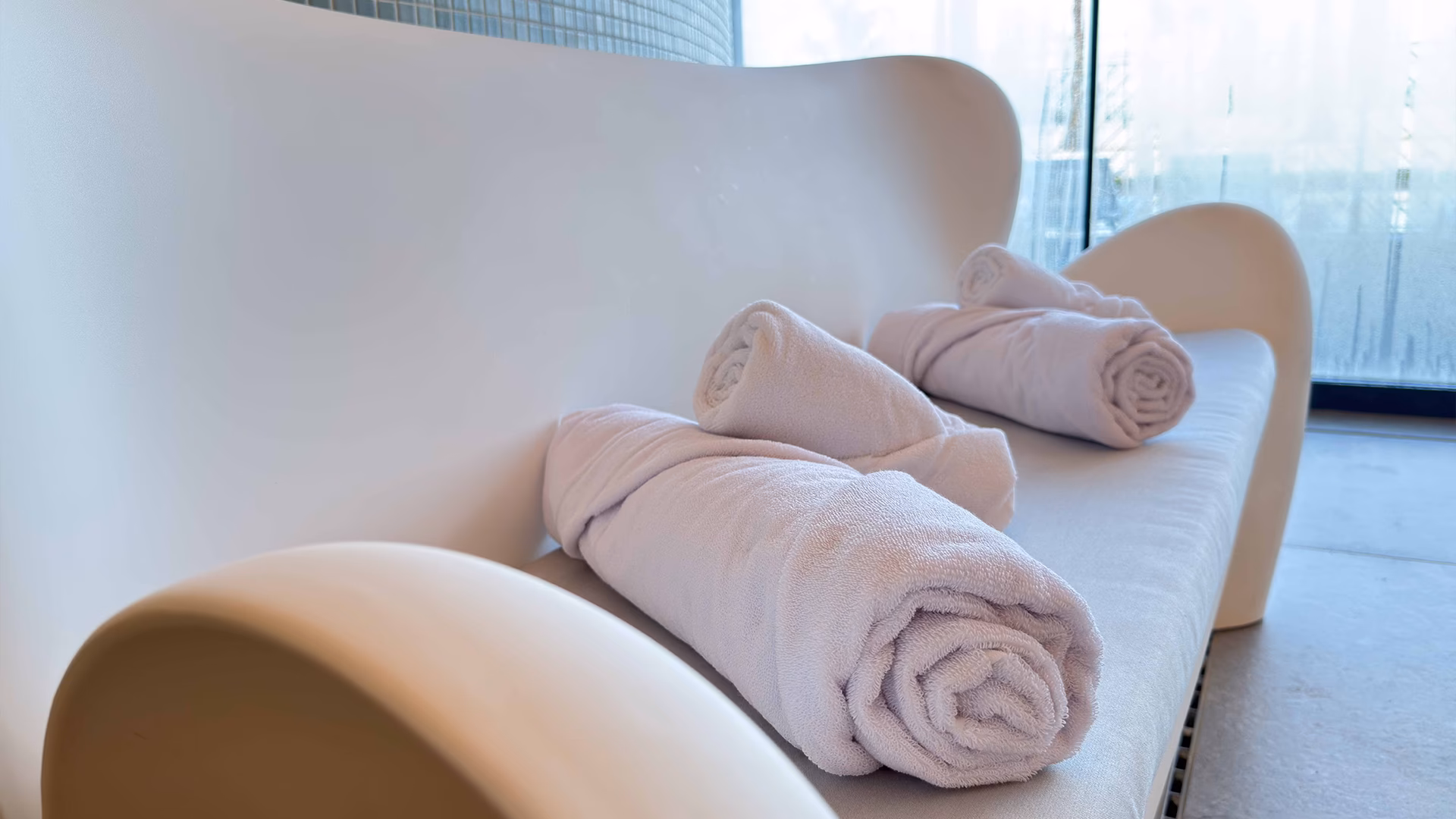 Toallas enrolladas en el spa