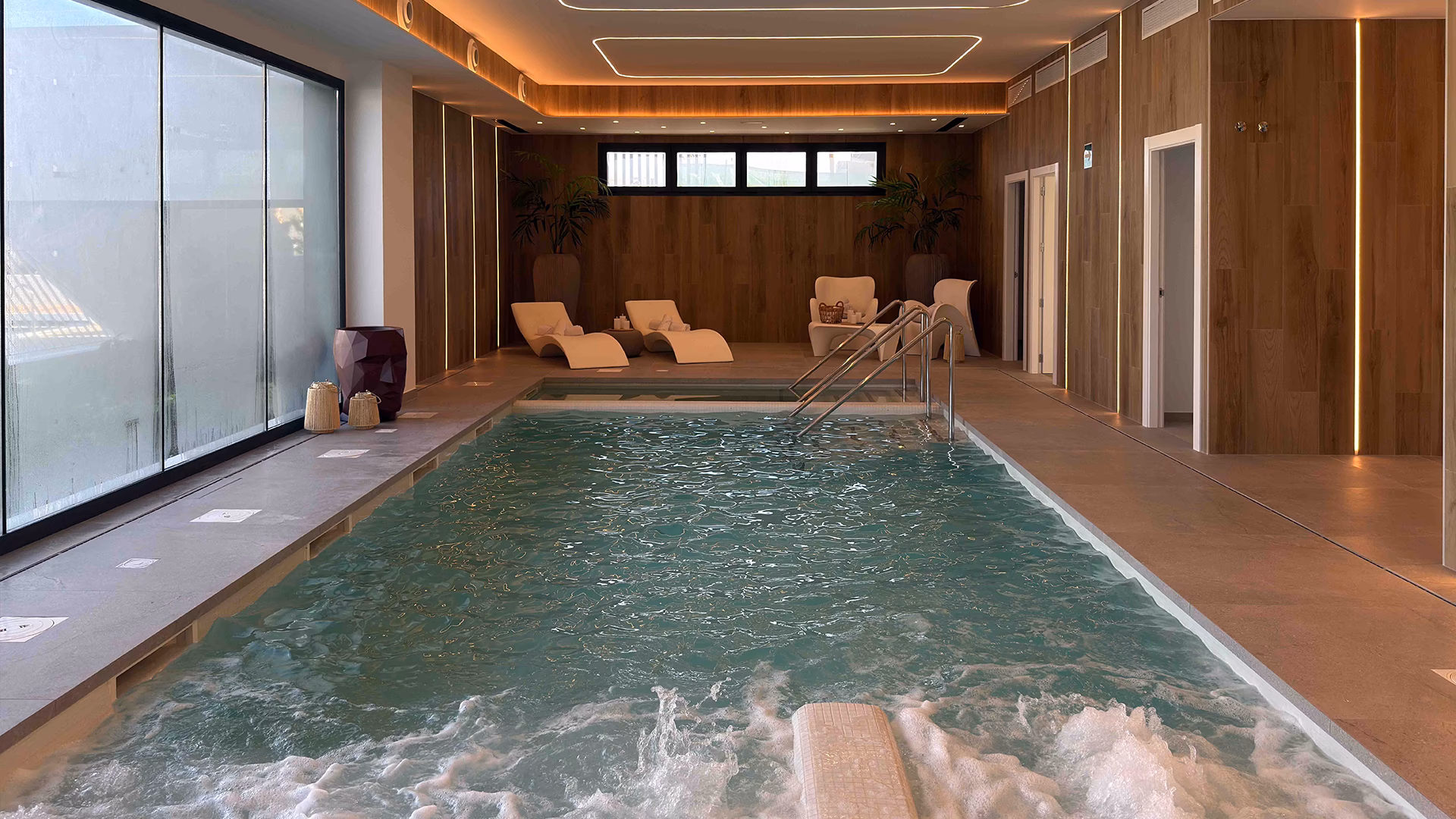 Piscina climatizada cubierta y spa