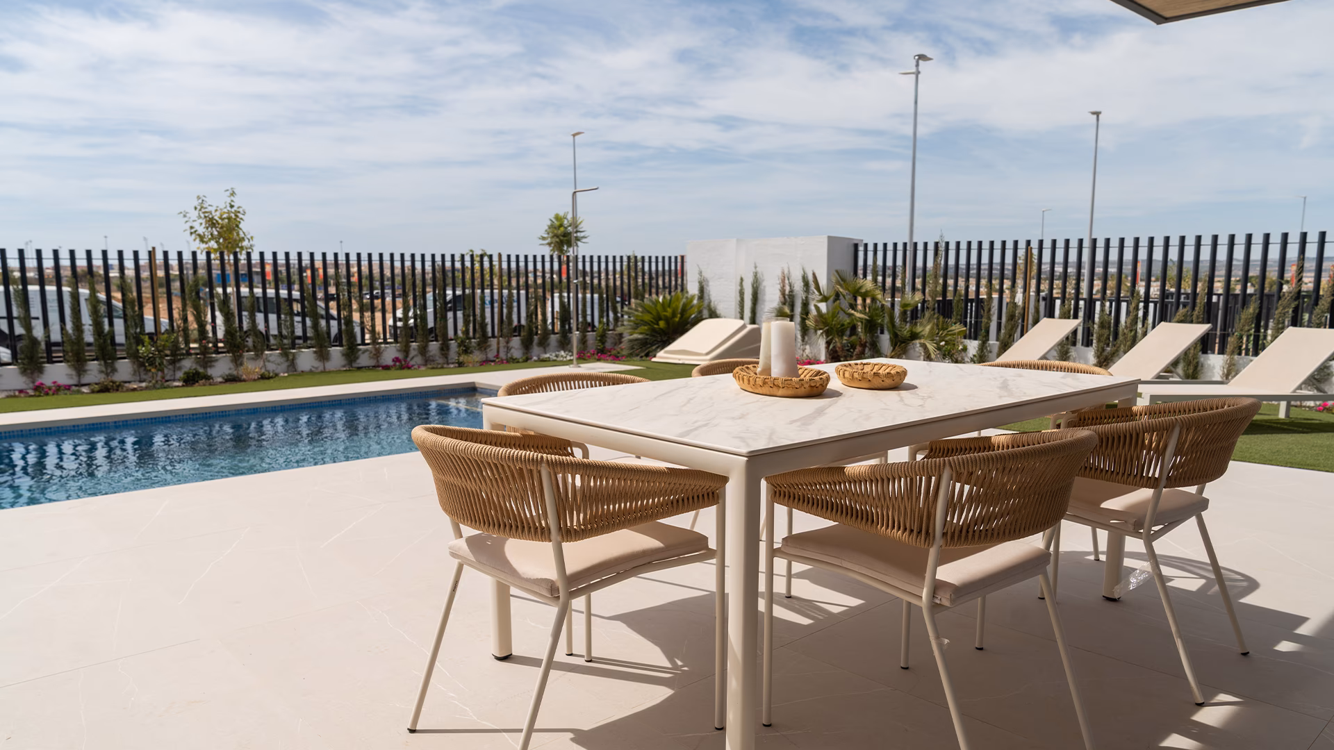 Piscina comunitaria con terraza-comedor