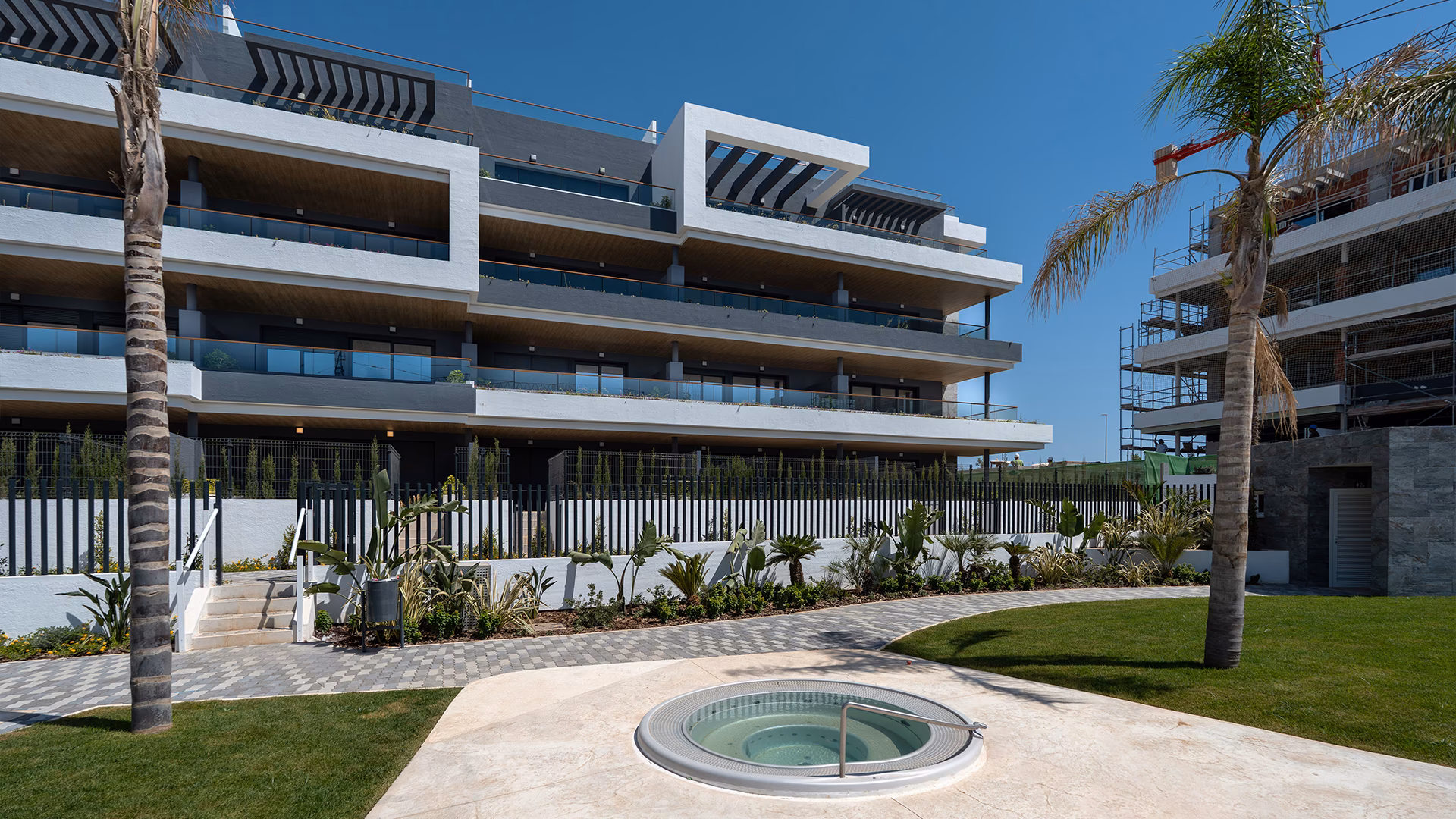 Bloque de bungalows con jacuzzi y jardín