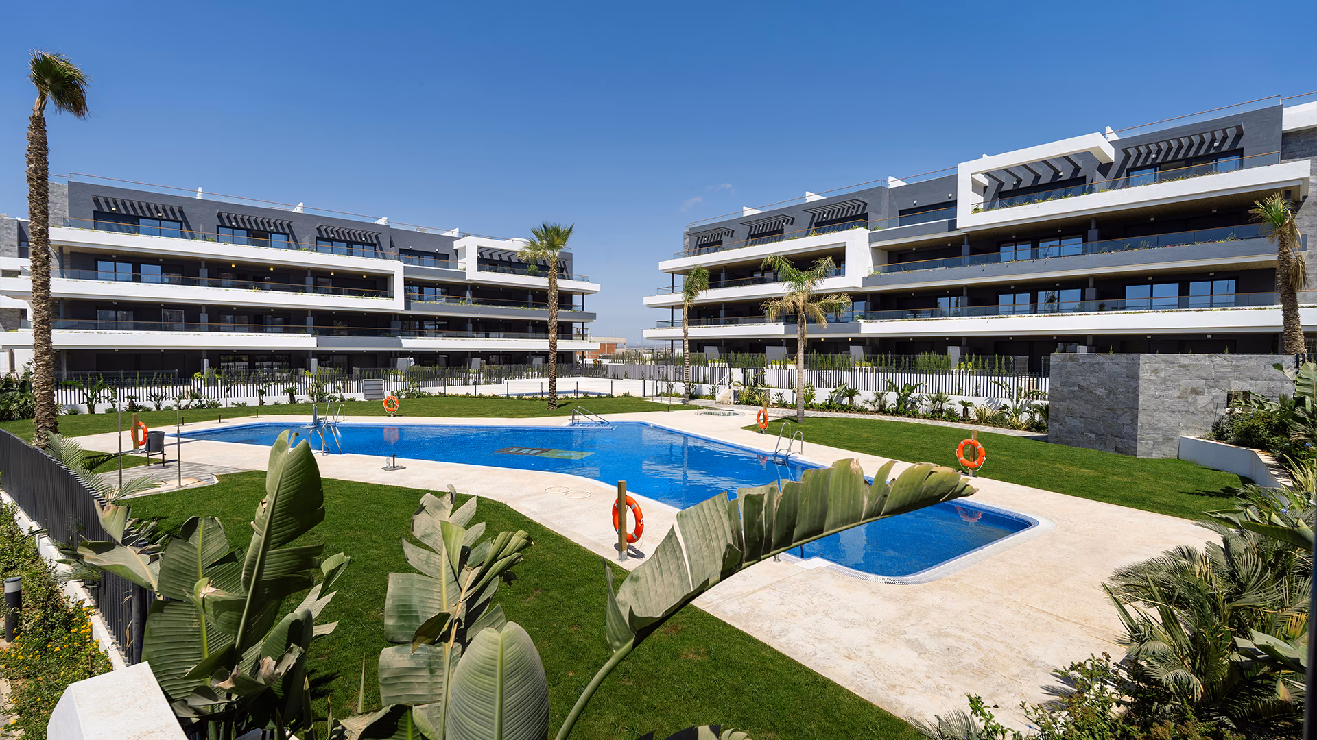Piscina comunitaria entre los jardines