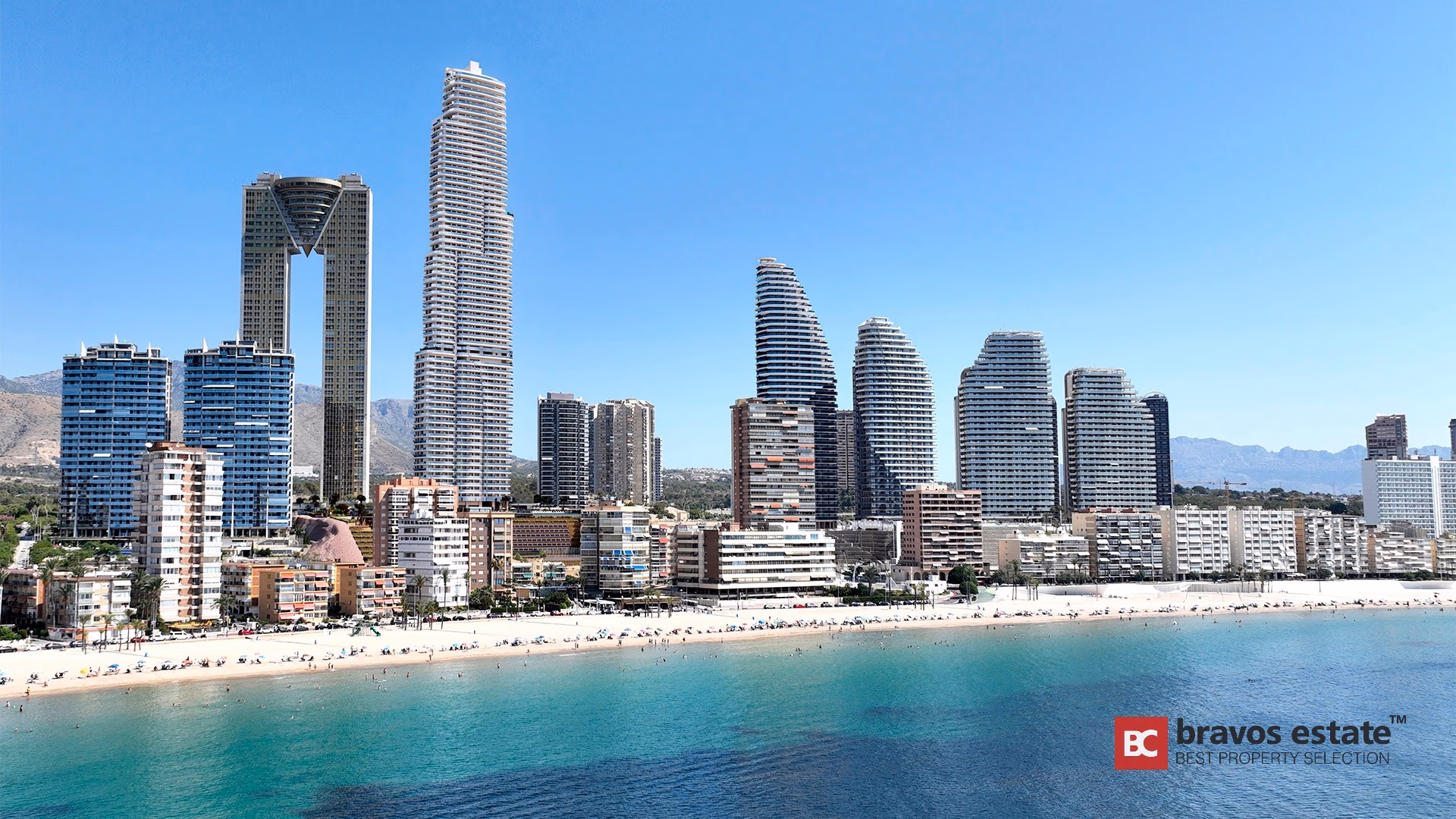 Panorámica aérea de Playa de Poniente en Benidorm con TM Tower destacando sobre el mar turquesa