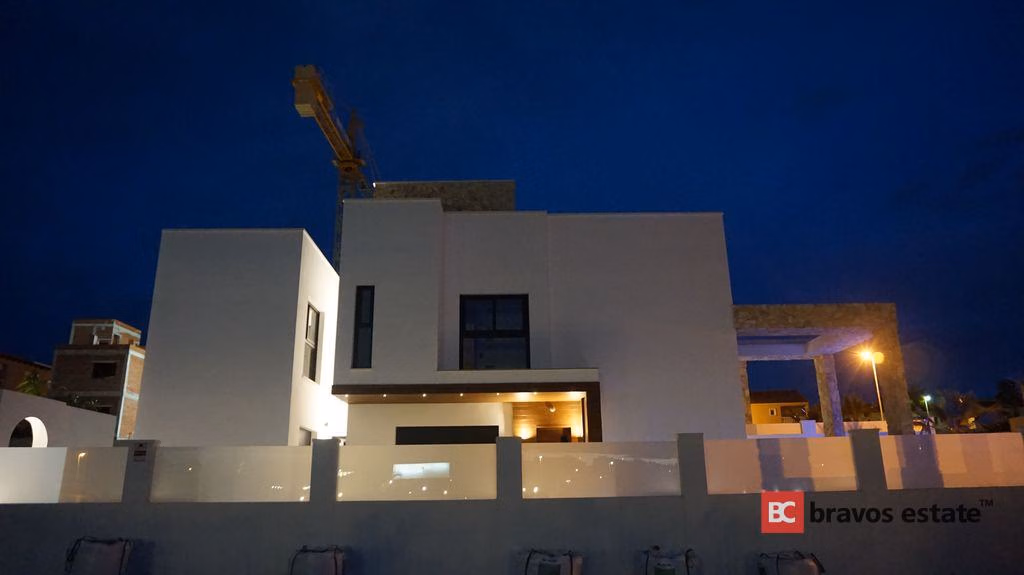 Beachside 4-Bedroom Villa in Torrevieja · 200 m² - 1