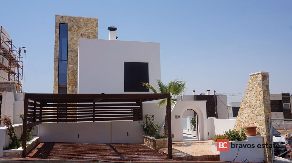 Beachside 4-Bedroom Villa in Torrevieja · 200 m² - 18