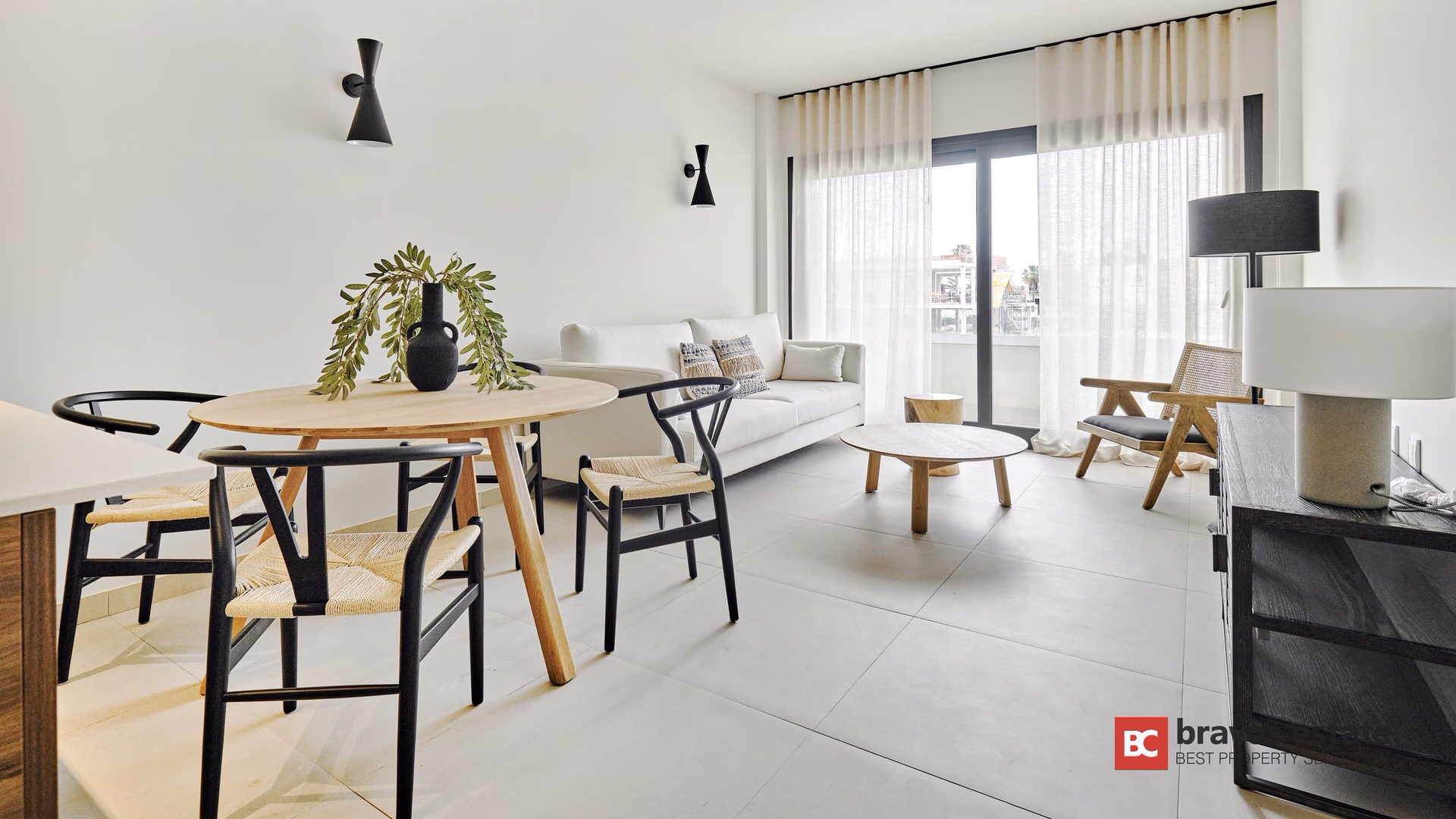 Seafront 2-Bedroom Apartment in Torrevieja - 6