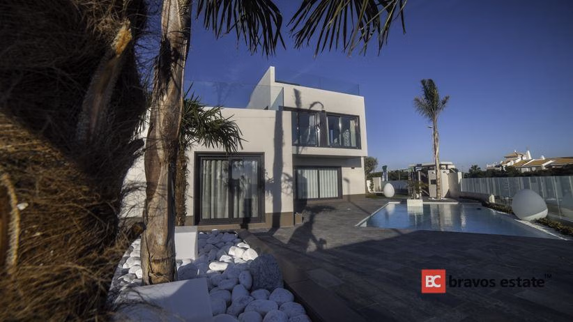 Beachside 3-Bedroom Villa in Campoamor · 193 m² - 15