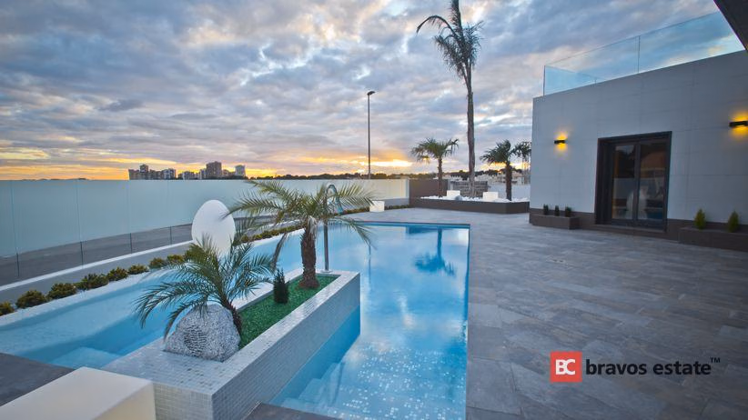 Beachside 3-Bedroom Villa in Campoamor · 193 m² - 19