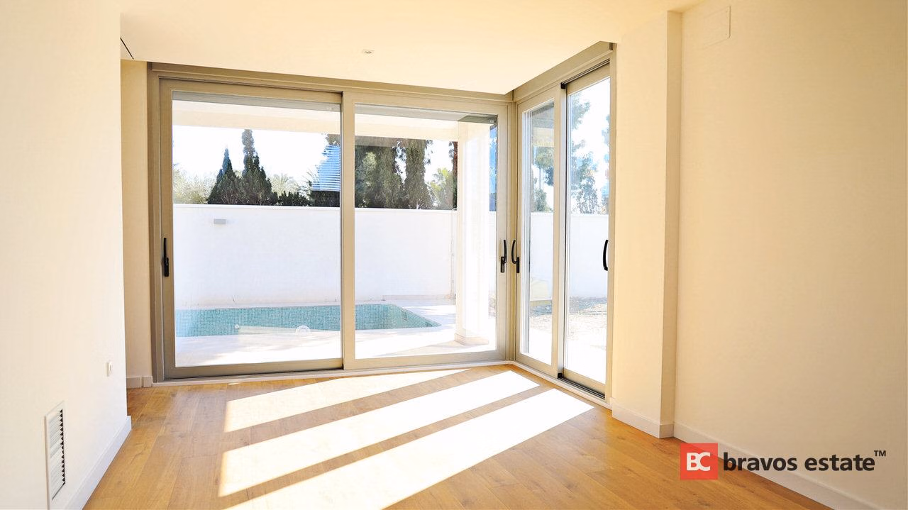 Spacious 3-Bedroom Villa in Playa de San Juan - 12