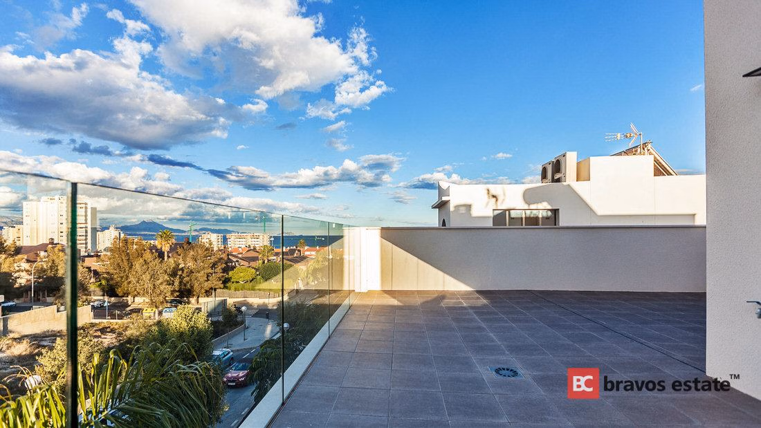 Beachside 4-Bedroom Villa in Alicante - 15
