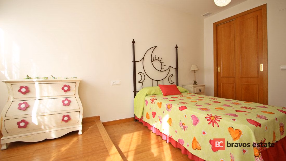 Spacious 4-Bedroom Bungalow in Playa de San Juan - 12