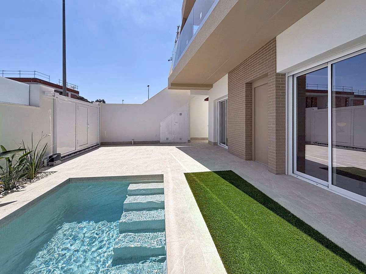 San Diego Apartments — квартиры с 2 и 3 спальнями на первом этаже в Santiago de la Ribera 1