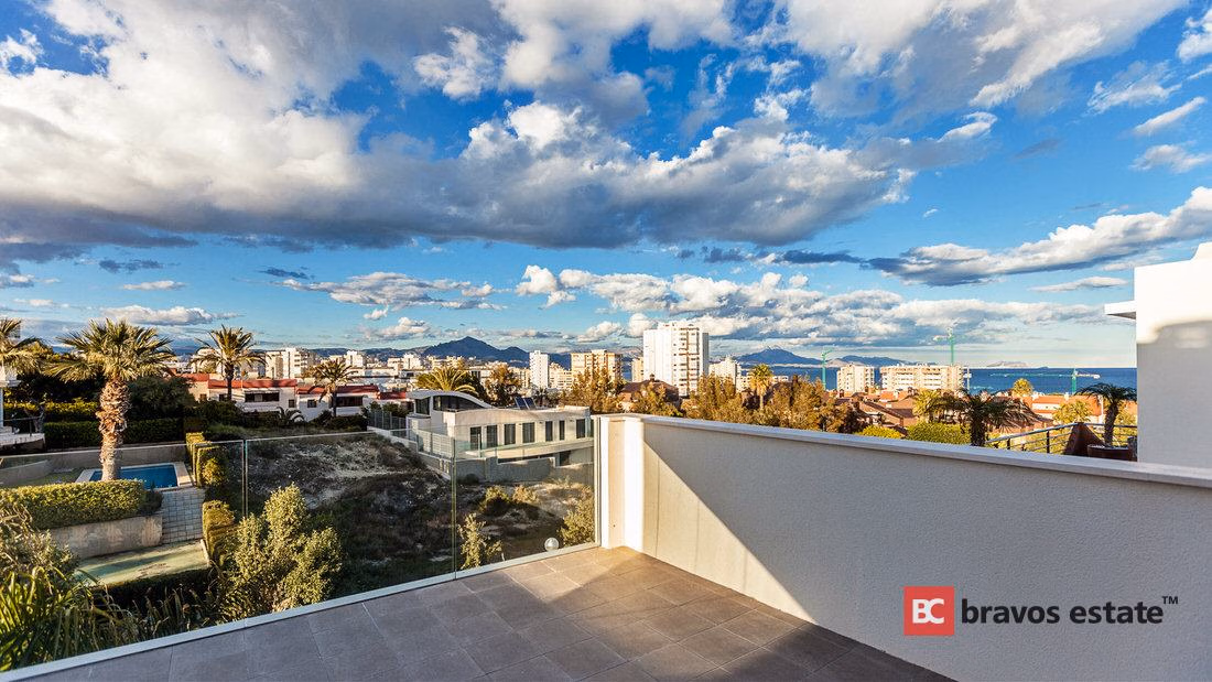 Beachside 4-Bedroom Villa in Alicante - 16