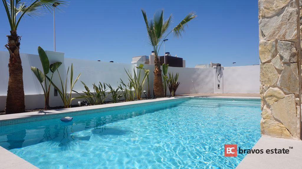 Beachside 4-Bedroom Villa in Torrevieja · 200 m² - 5