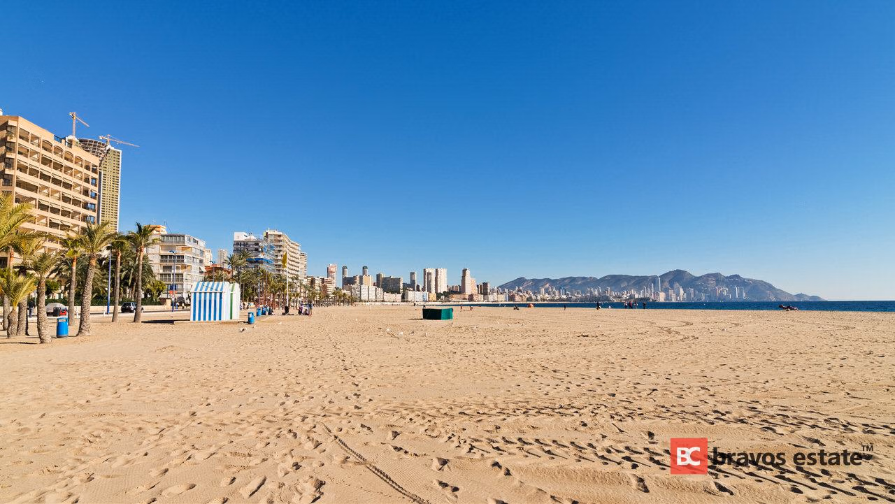 Villa con techos de 3,2 m y vistas al mar en las colinas de Benidorm - 18